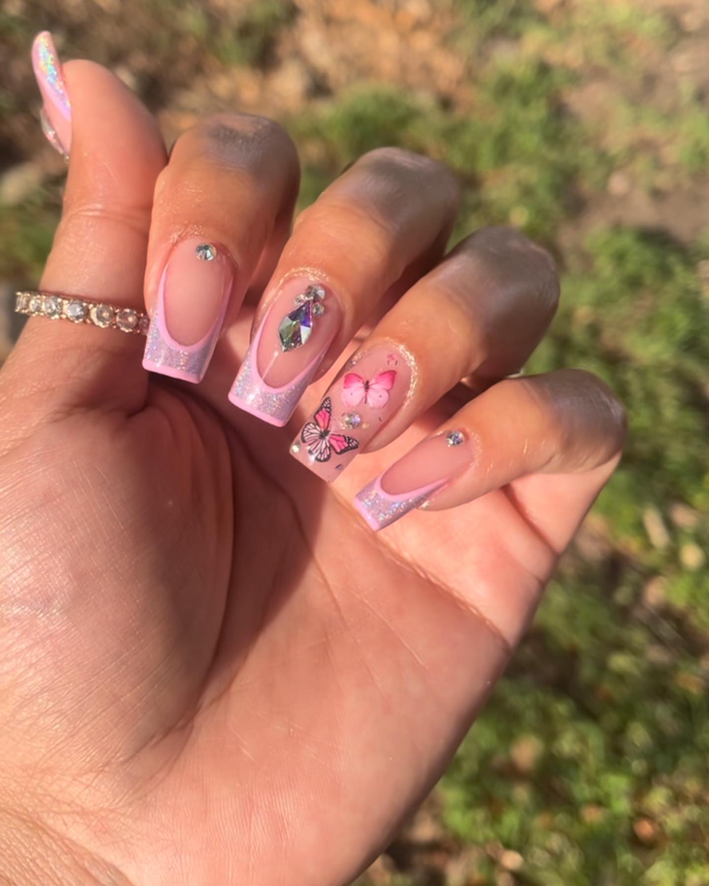 uñas amarillas con tema de decoracion de abeja.